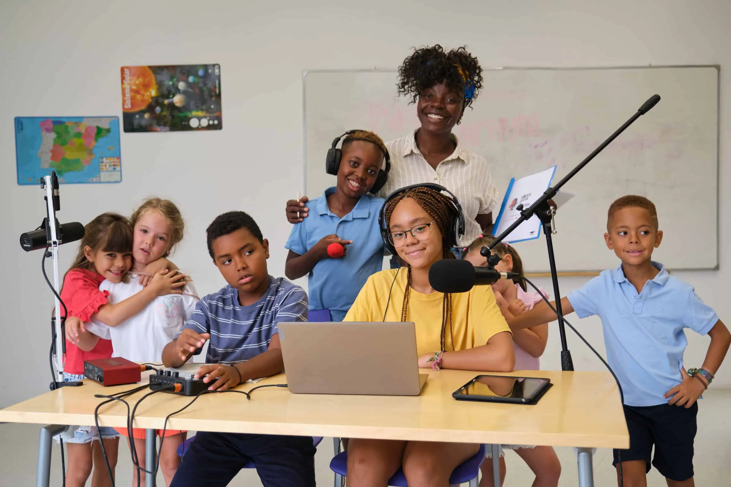 Dosier institucional del proyecto Voces contra la Injusticia sobre una mesa de trabajo