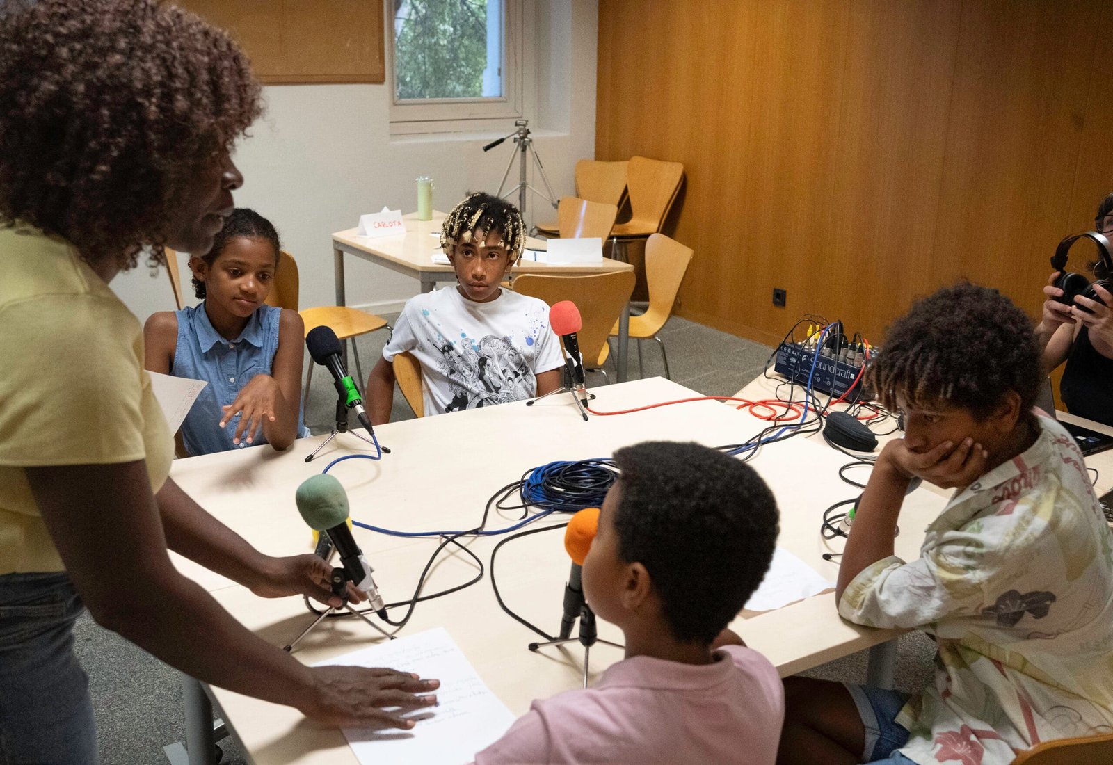 Taller real: alumnado creando un mural y un pódcast