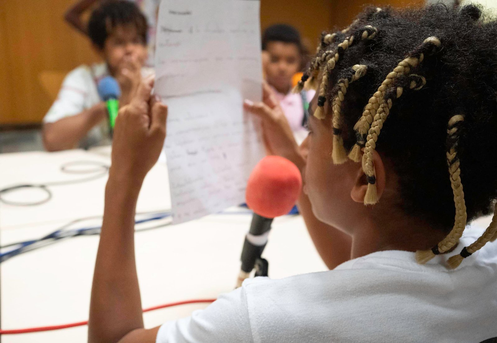 Alumnado trabajando en pódcast y acuerdos de aula