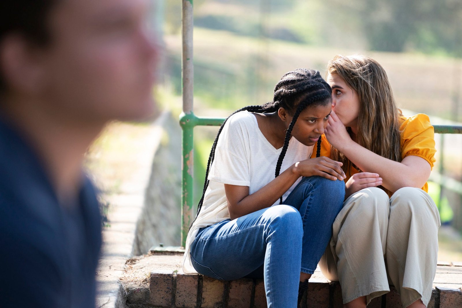 Persona rodeada de críticas y miradas de juicio, representando las miradas que duelen