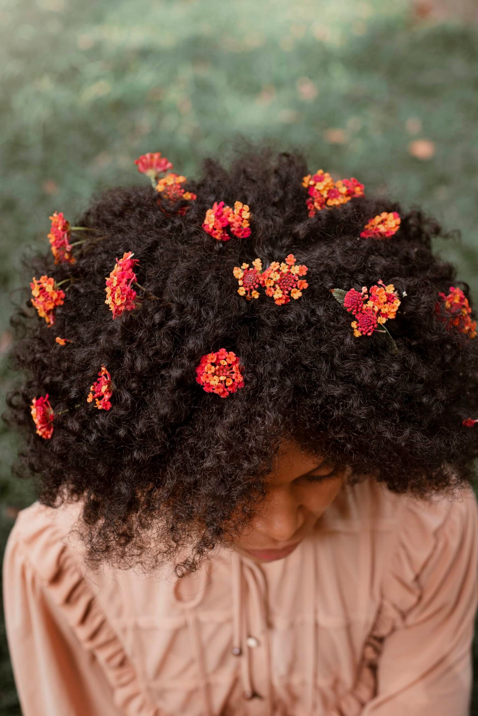 Mujer racializada en un jardín, reflexión sobre miradas y toques
