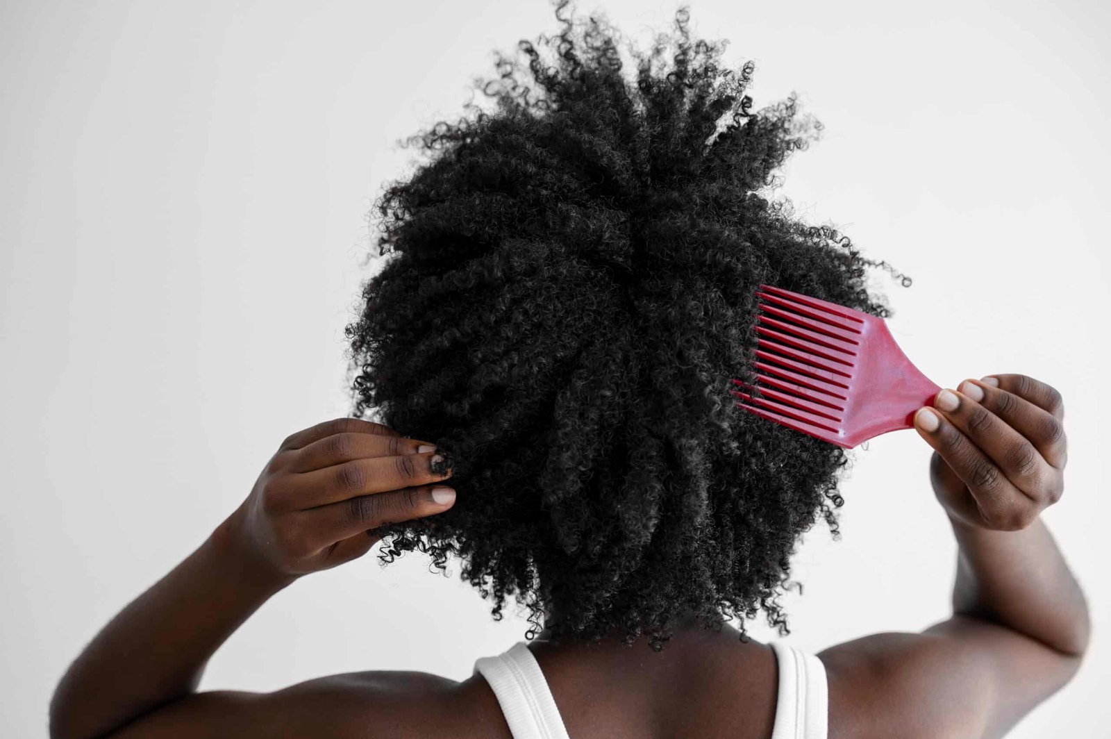 Persona cepillando su cabello, recurso diversidad capilar