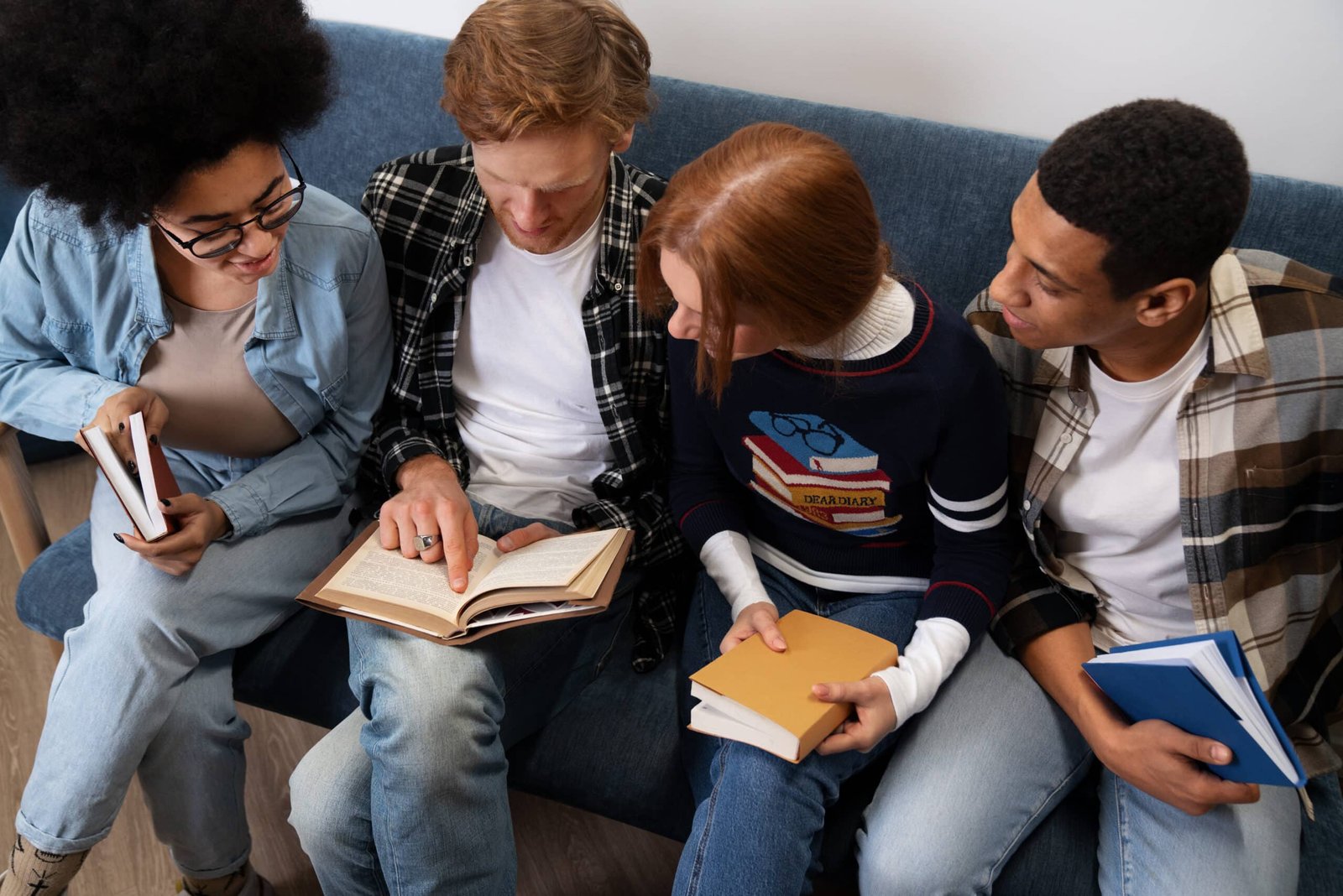 Adolescentes en un club de lectura comentando un libro