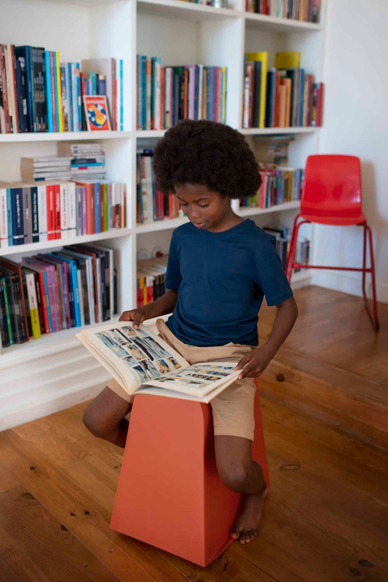Grupo de niños y niñas de distintas procedencias compartiendo libros